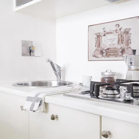 Plum Guide - White Sparkle Apartment