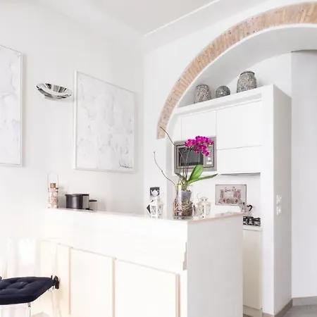 Apartment Plum Guide - White Sparkle