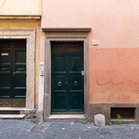 Plum Guide - White Sparkle * Rome